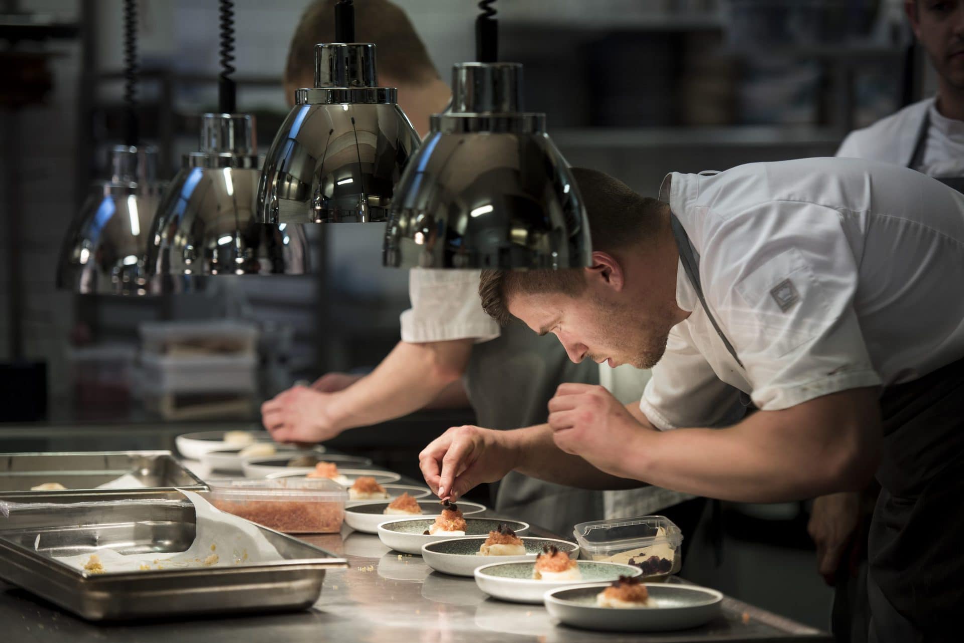 Kokke arrangerer mad i køkken. Nordic Prize afholdes på Restaurant Bühlmann. Hotel Scheelsminde. Foto: © Michael Bo Rasmussen / Baghuset. Dato: 22.05.16
